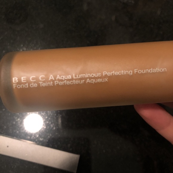 BECCA WARM HONEY 🍯 FOUNDATION - Picture 4 of 4